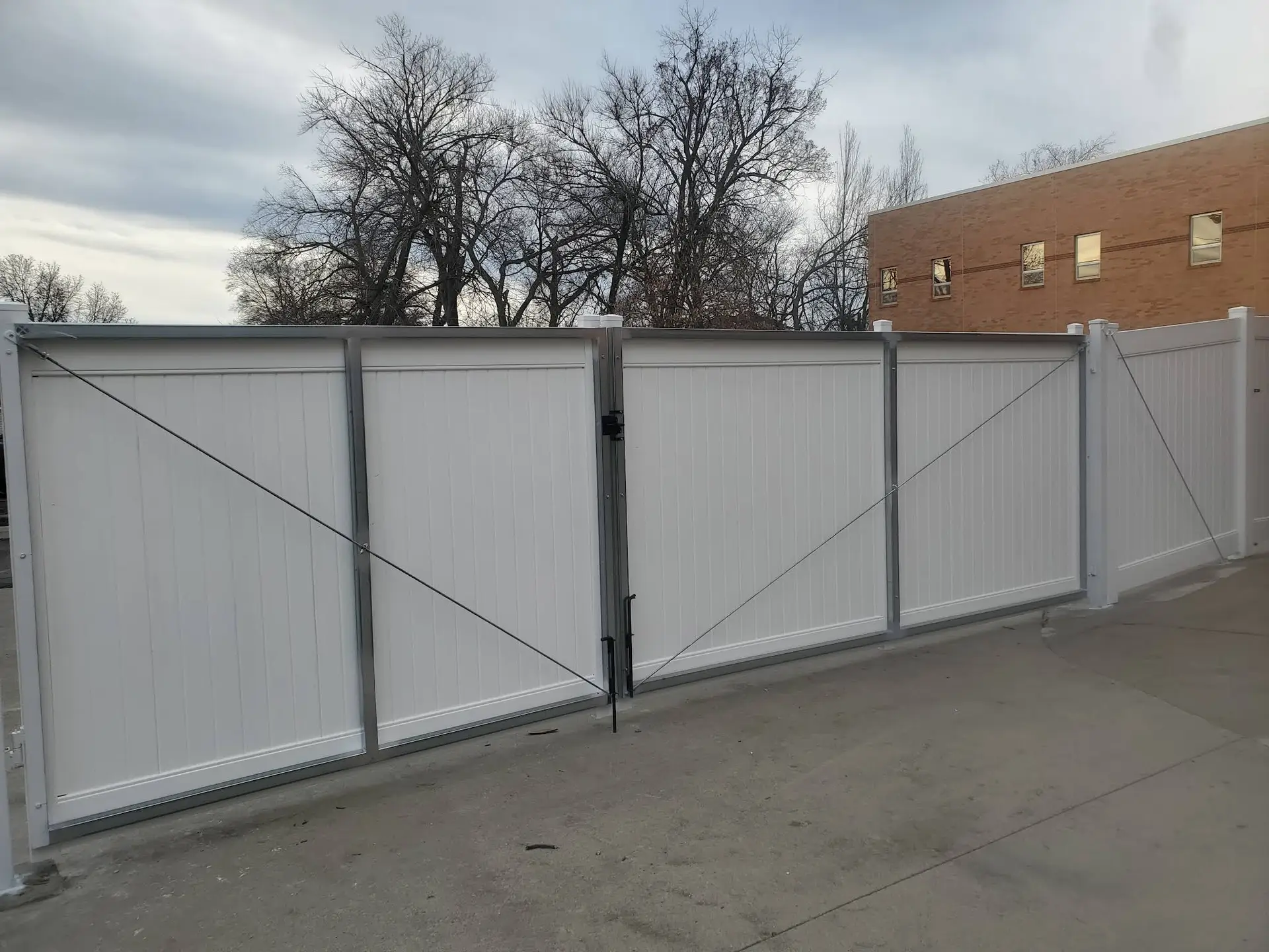 Vinyl fence with metal frame Kansas City by Pride Fence KC